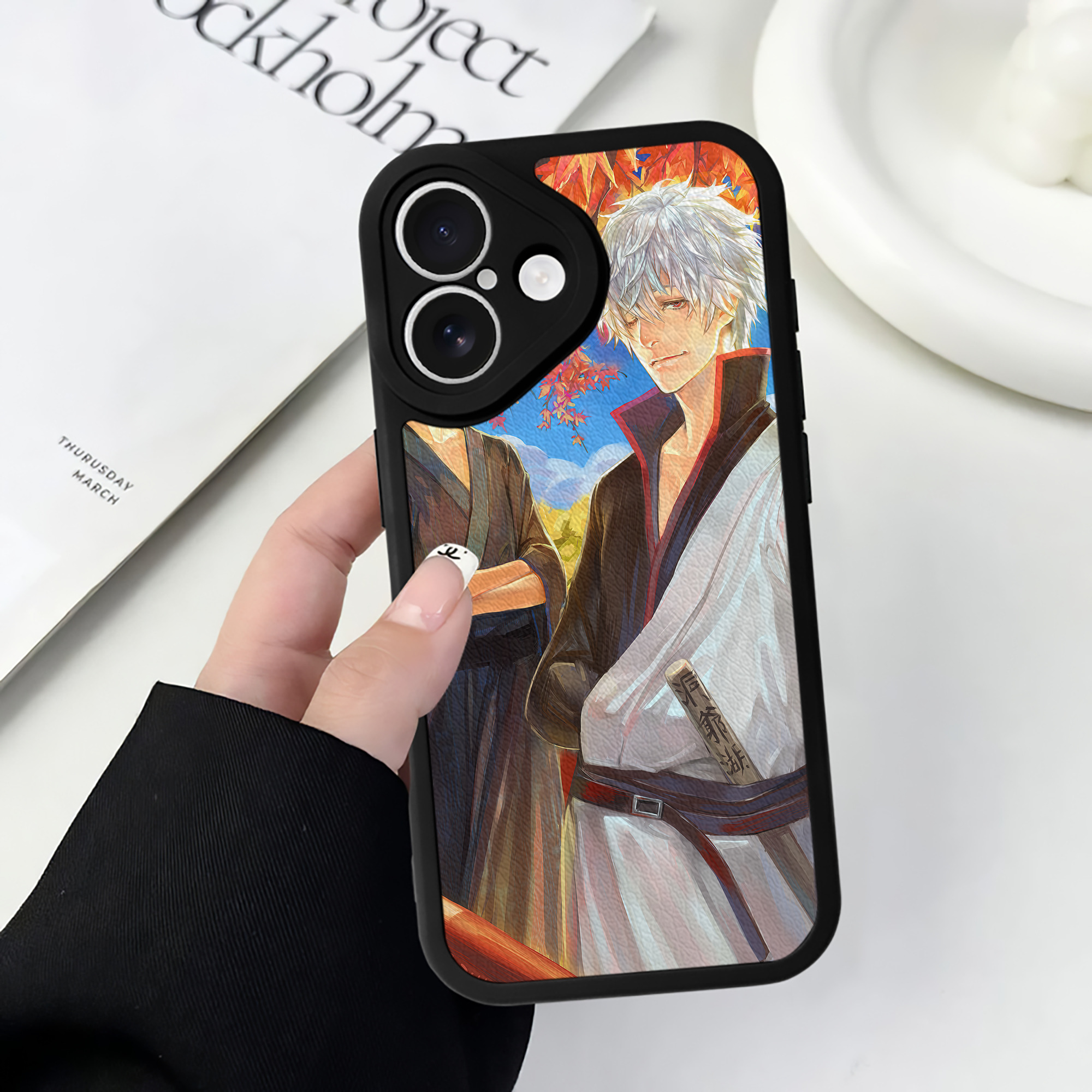 （画像用） ぎんたま 坂田銀時（さかたぎんとき） 神楽 志村新八（しむら しんぱち） GINTAMA Sakata Gintoki Kagura Shimura Shinpachi 【iPhone 16シリーズ対応】シリコンスマホケース（レザー調） 材質：シリコン